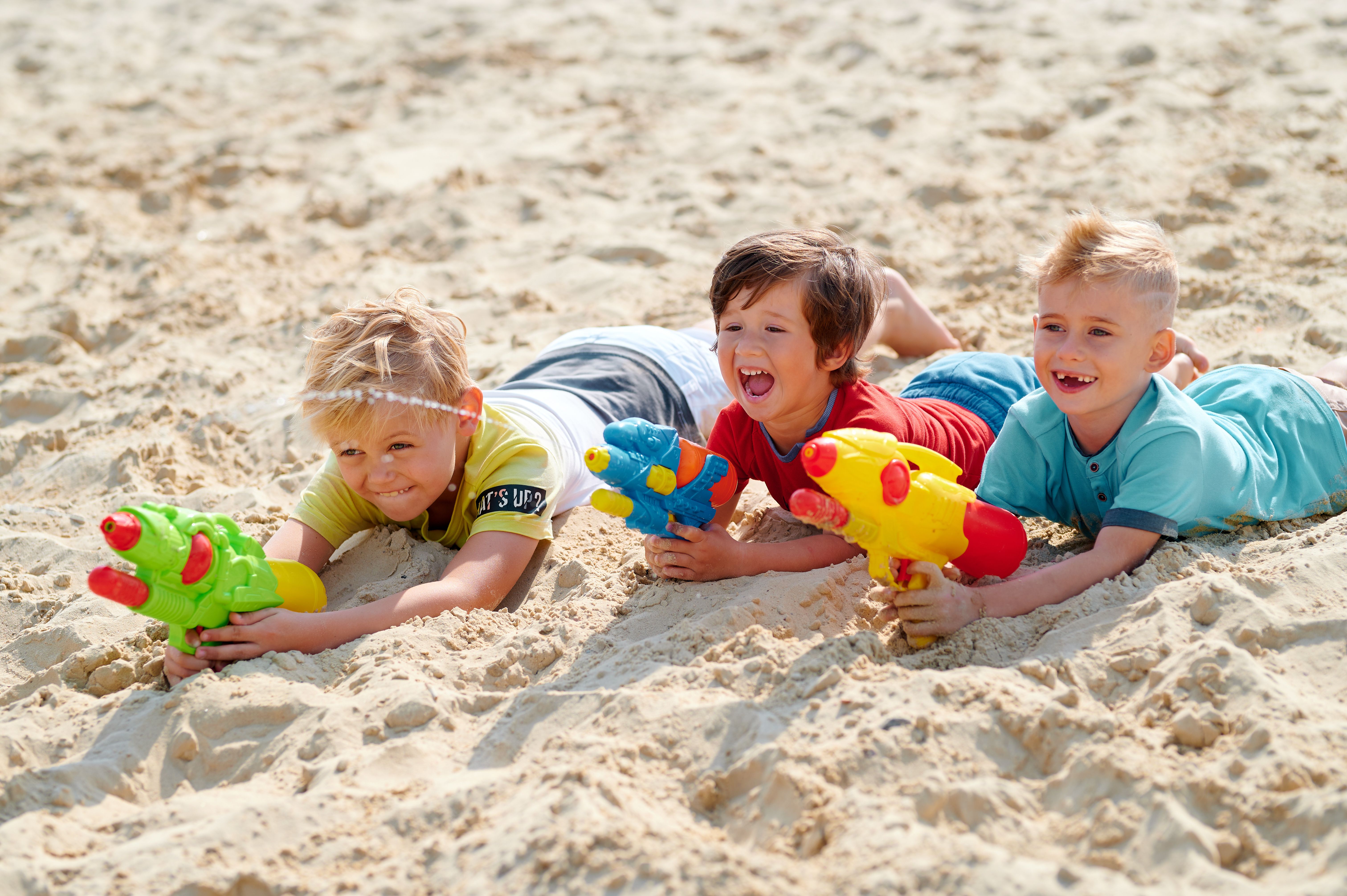 Niños jugando en la playa