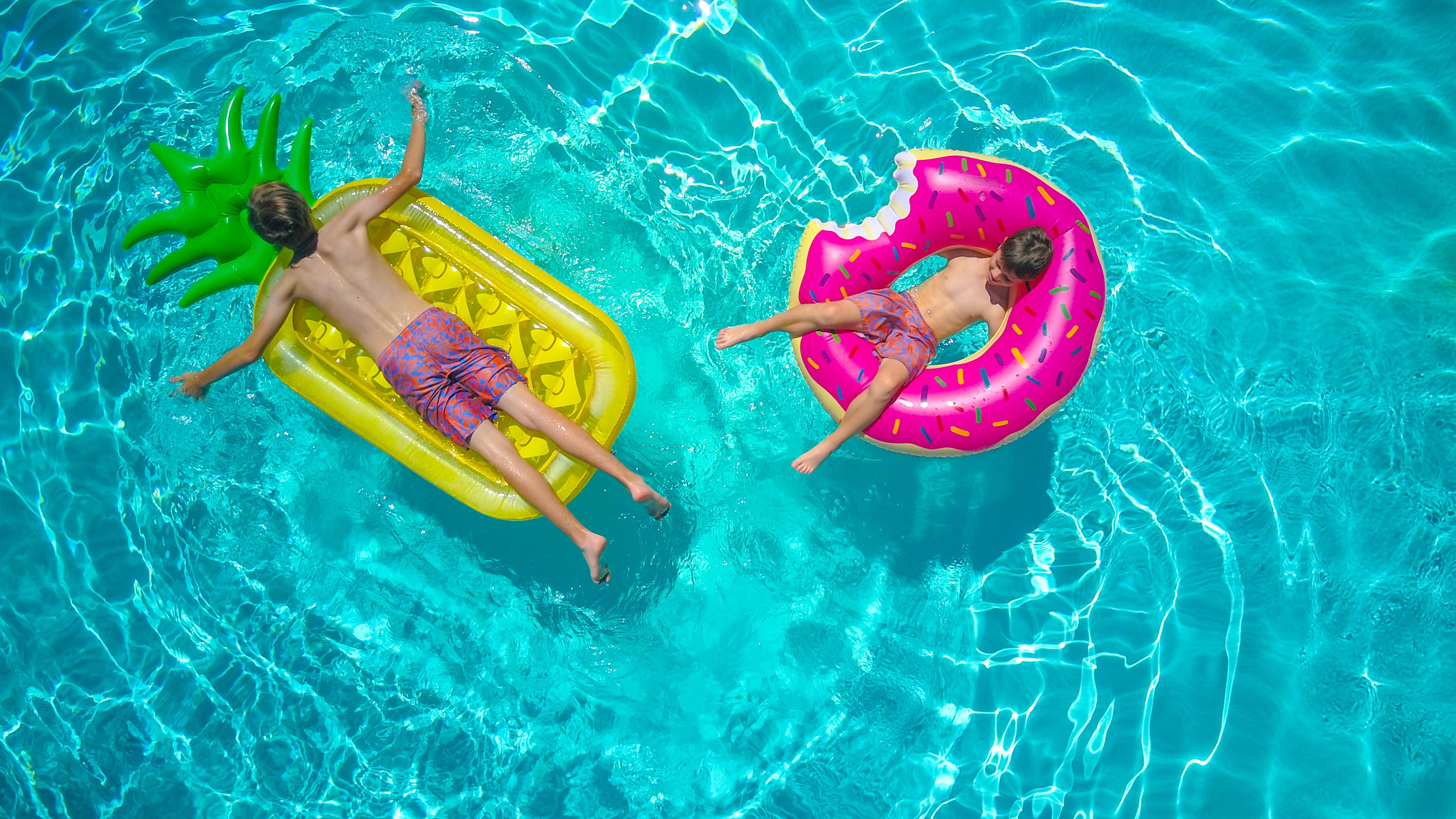 Niños en la piscina