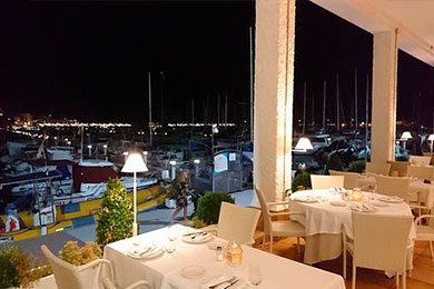 restaurant vintage avec vue sur le port